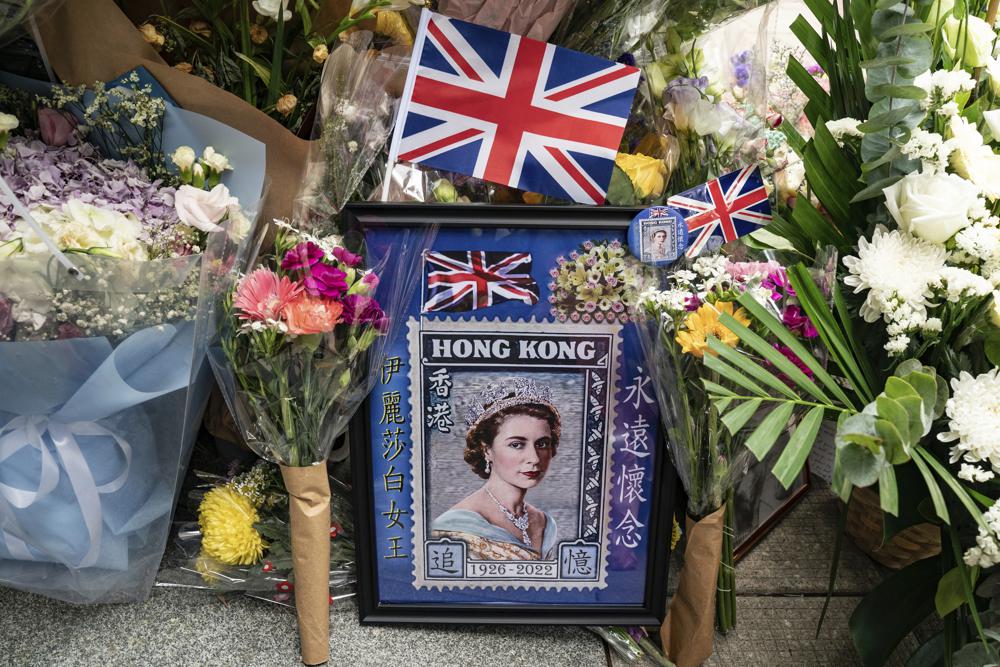 Hong Kong grieves over queen doubles as dissent