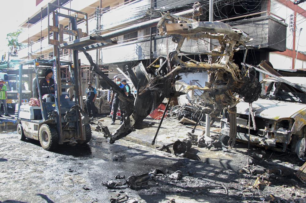 Thai authorities seeking suspect in southern car bombing
