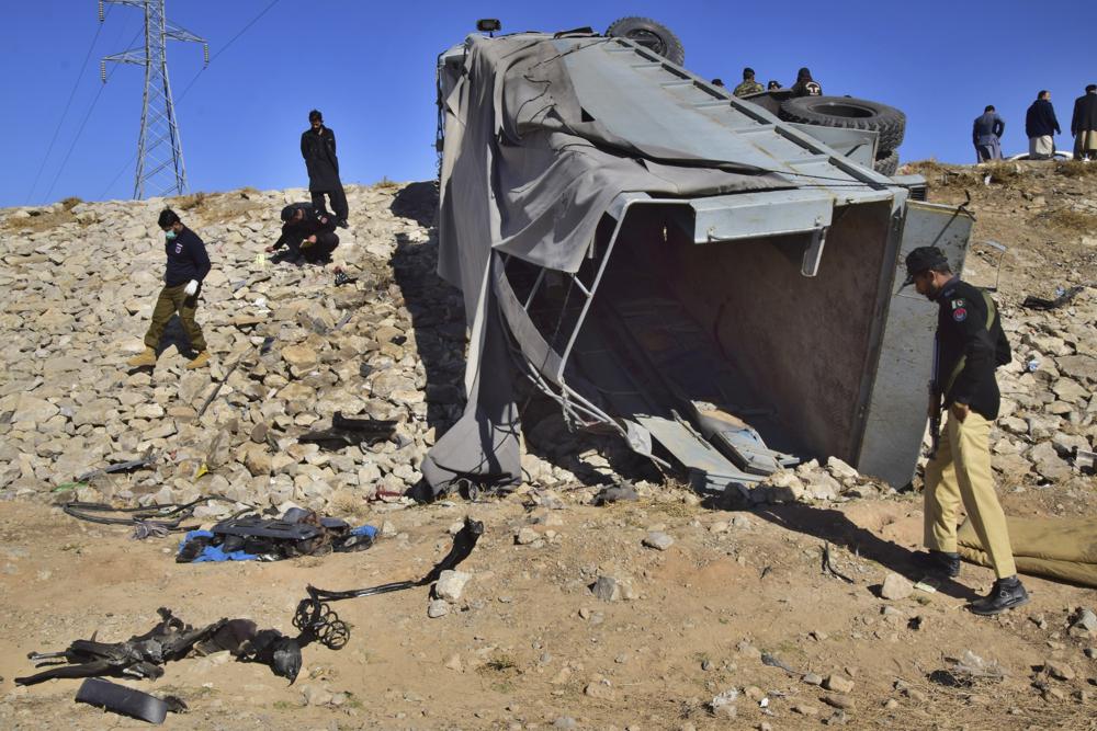 4 dead as bomber hits Pakistan police protecting polio teams