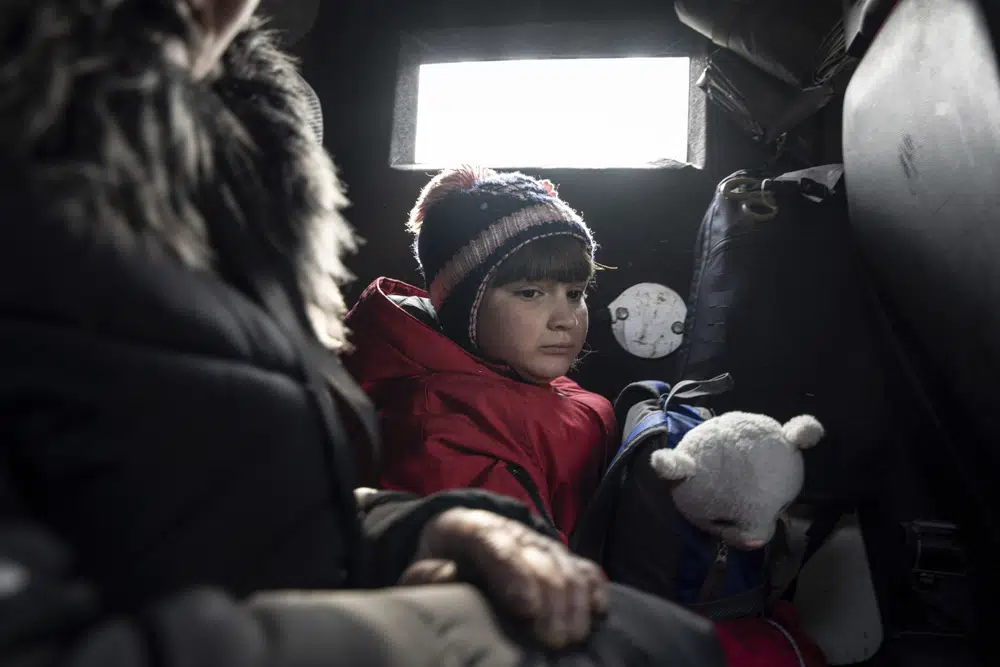 Ukraine: Police try to evacuate holdout families