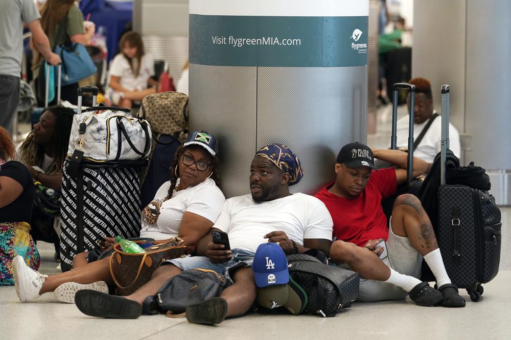 Holiday getaway pushes US airport traffic to pandemic high