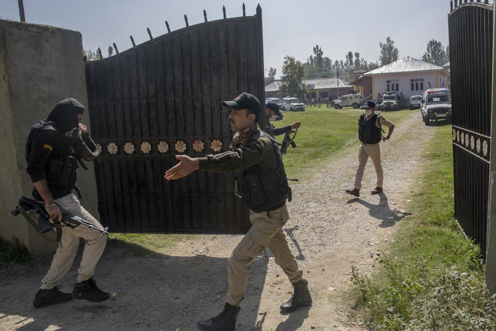Assailants fatally shoot 2 schoolteachers in Kashmir