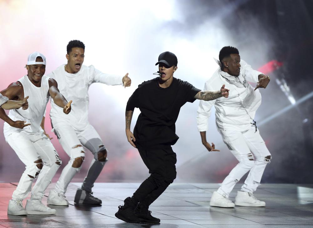 Justin Bieber urges to cancel F1 show