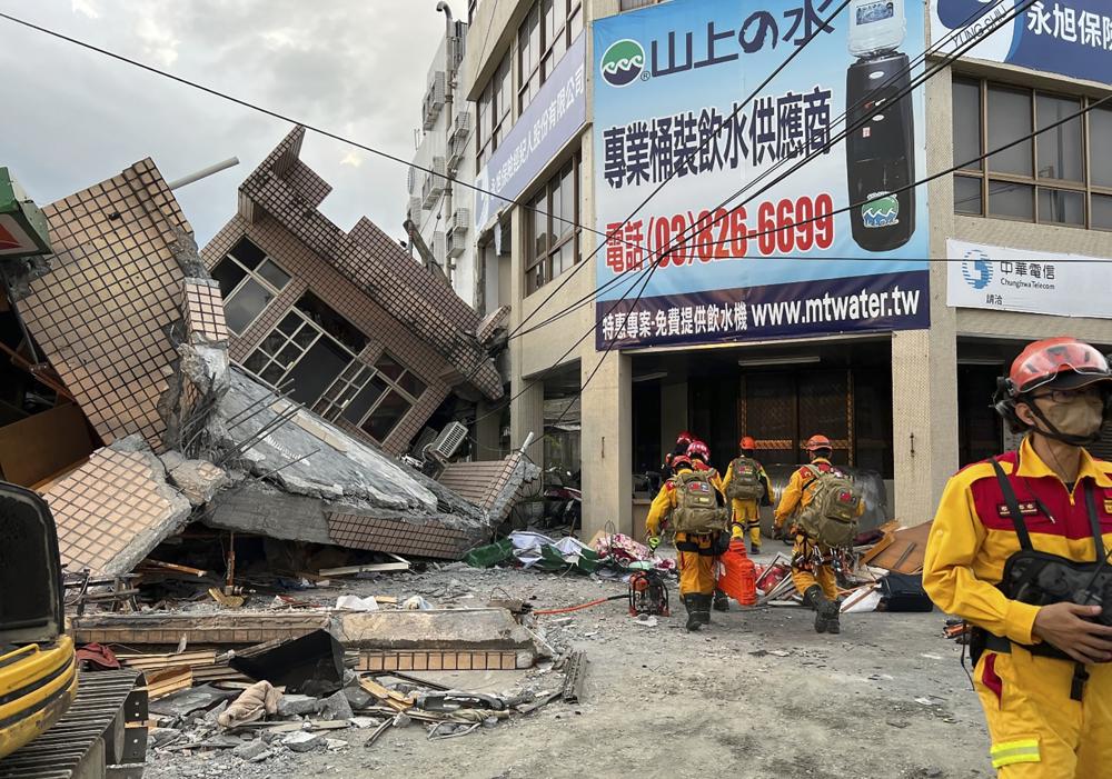 Strong quake kills 1, derails train in Taiwan