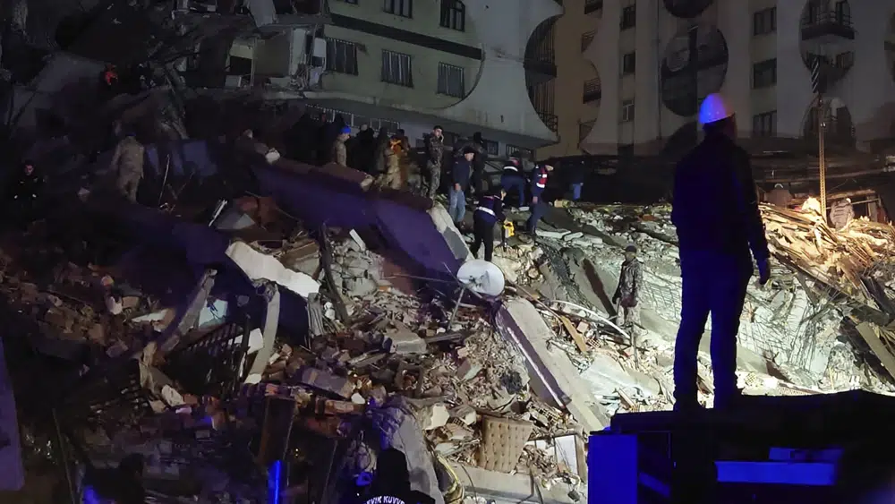 Powerful quake kills at least 195 people in Turkey