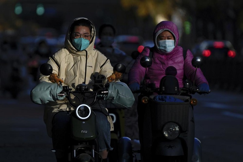 Workers leave iPhone factory in Zhengzhou amid COVID curbs