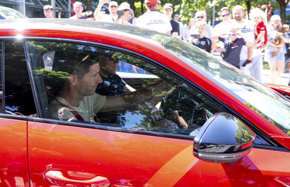 Robert Lewandowski joins Barcelona in Miami