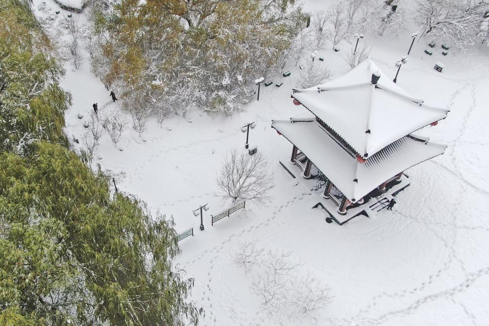 Snowstorm closes schools, roads, kills 1 in China