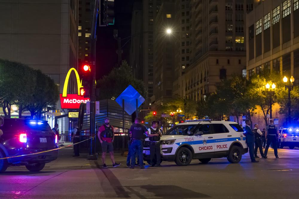 Chicago shooting leaves 2 people dead, 8 wounded