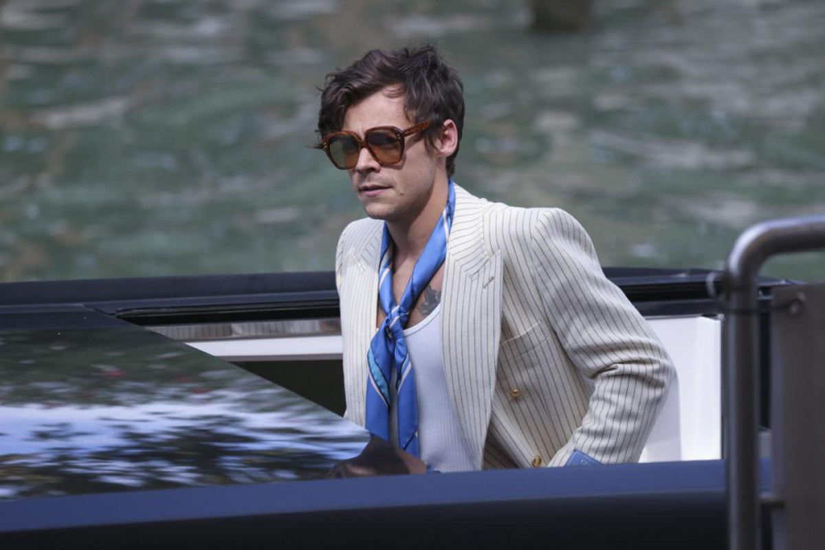 Harry Styles pays tribute to Queen Elizabeth II