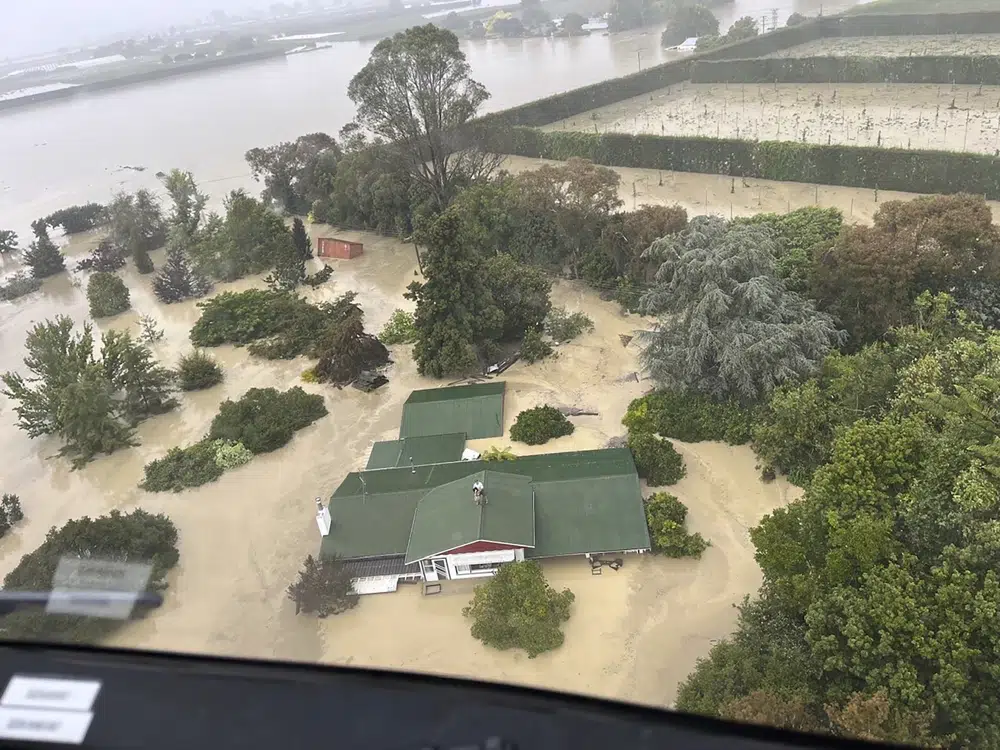 New Zealand plans final rescues, cyclone kills 4