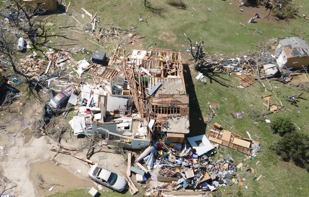 Tornado rips through Kansas