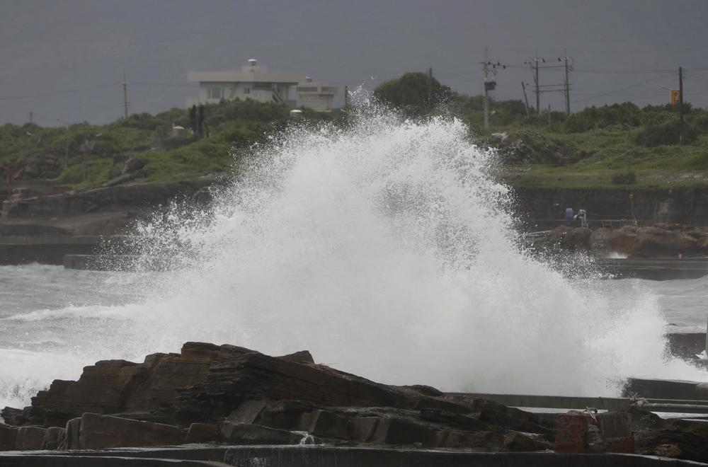 Typhoon threatens Philippines, thousands evacuated