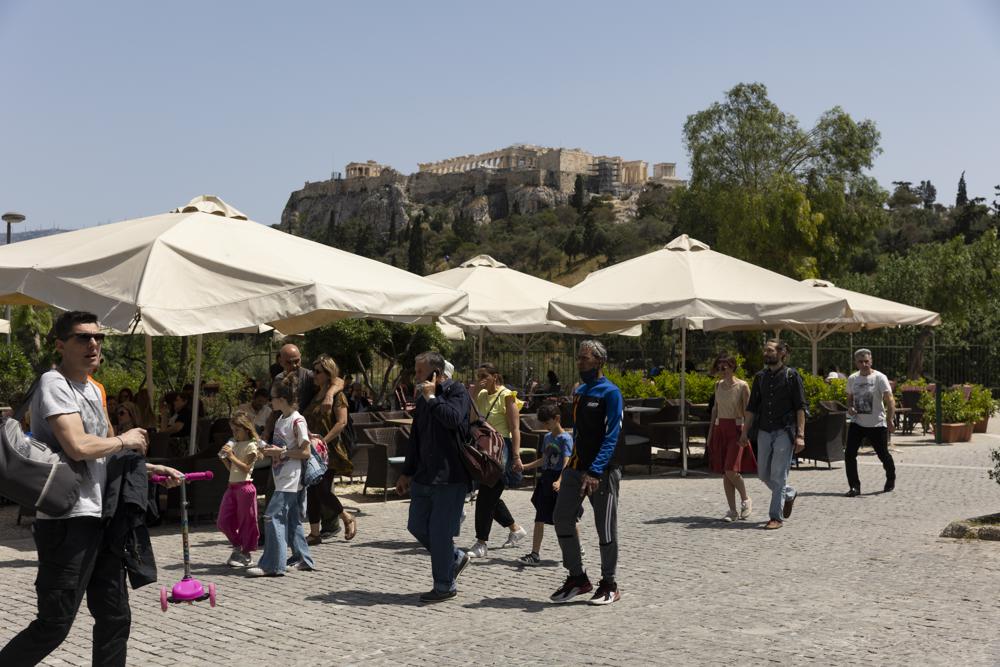 Italy, Greece relax COVID-19 restrictions
