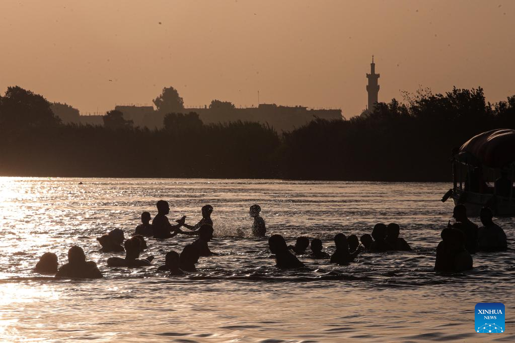 People play in Nile to cool off Egypt