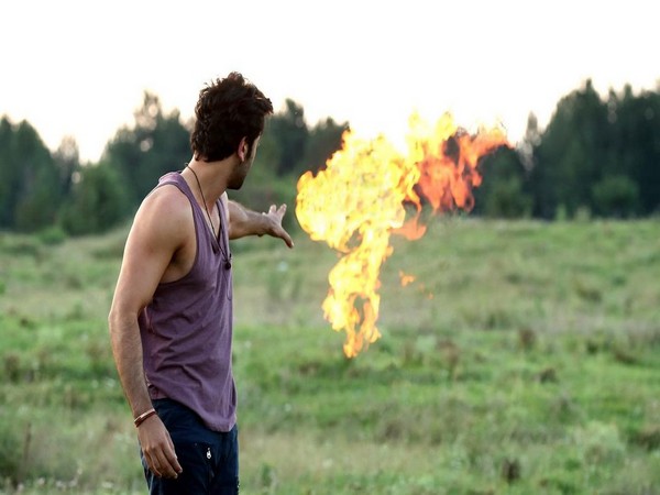 Ranbir Kapoor plays with fire goes viral
