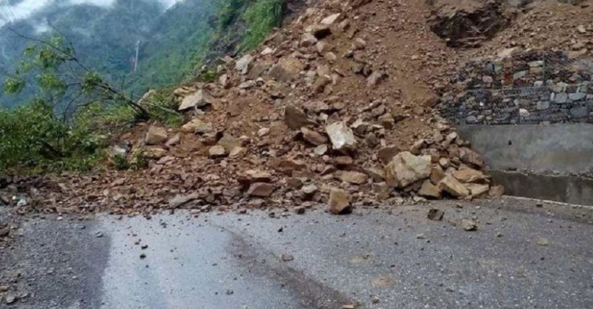 Beni-Jomson road section blocked