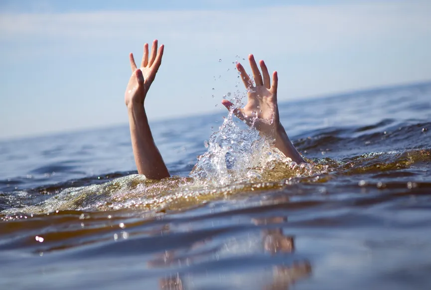4 dead after refugee boat sinks
