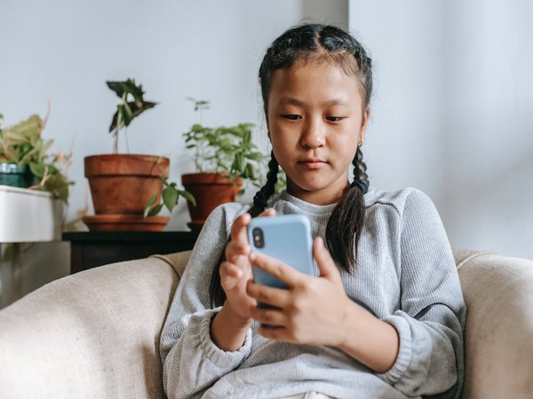 Excessive smartphone use linked to quick puberty