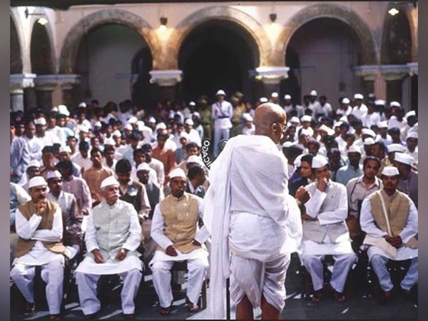 Bollywood celebs extend wishes on Gandhi Jayanti