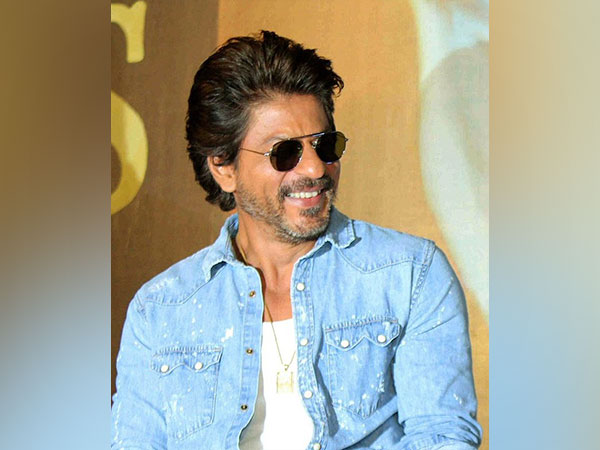 KIFF 2022: SRK touches Big B, Jaya Bachchan’s feet