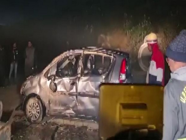 Lucknow: Car falls into Gomti river