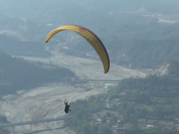 30-year-old dies in paragliding accident