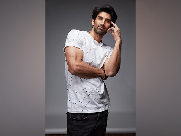 Aditya Roy Kapoor looks smoking hot
