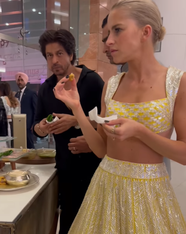 SRK enjoys paan in NMACC gala