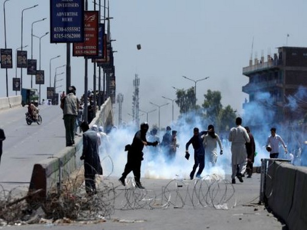8 killed, 290 injured in violent protests in Pakistan