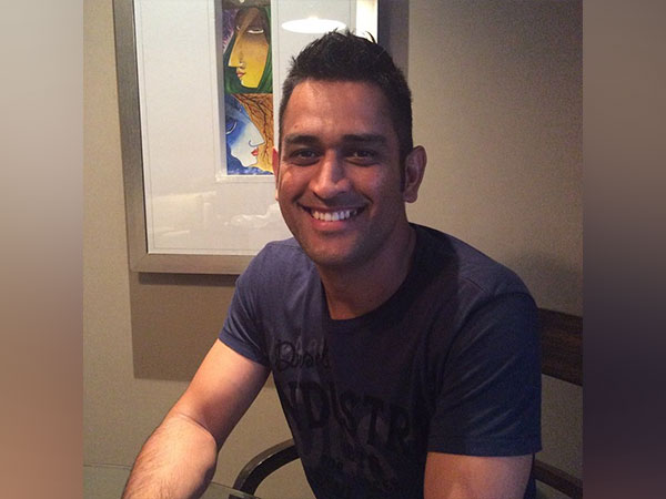 Dhoni reacted after air hostess served him chocolates