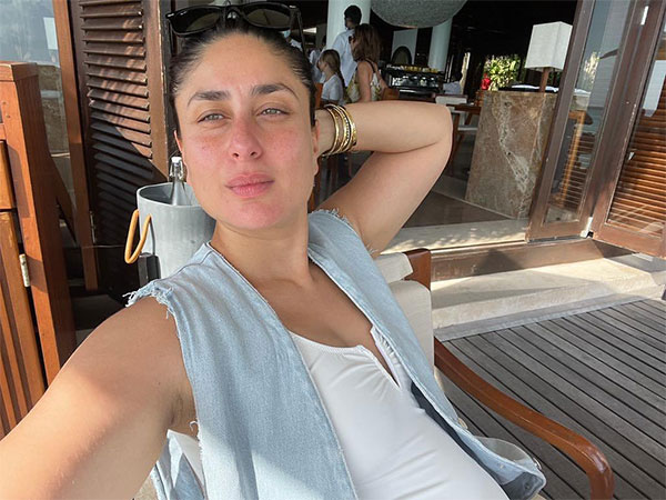 Kareena shares new mirror selfie