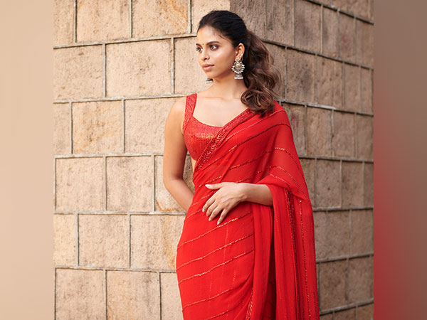 Suhana aces ‘Desi’ avatar in red saree