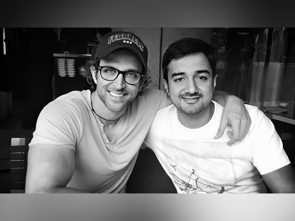 Hrithik wishes director Anand on his birthday