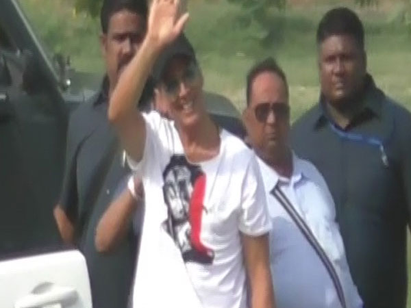 Akshay Kumar greets fans in Sitapur to shoot for his next
