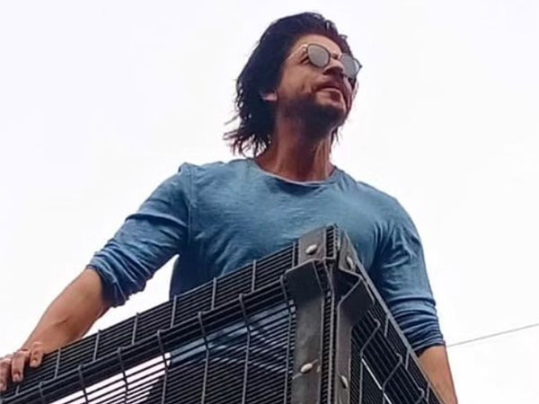 Indian Actor SRK greets fans outside Mannat