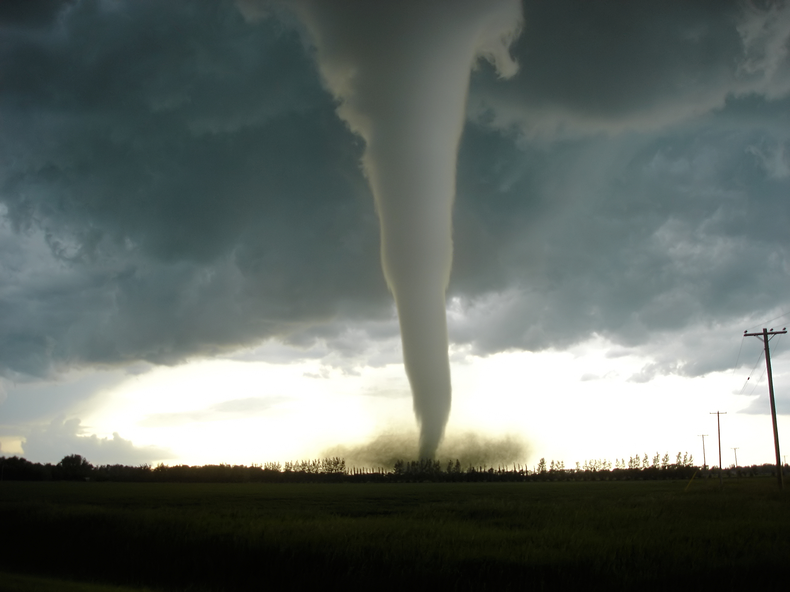 Tornado hits North Carolina, leaves some residents trapped