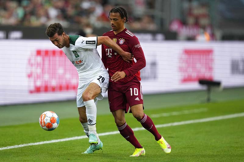 Scally makes Bundesliga debut, helps Borussia draw with Bayern