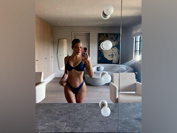 Khloe flaunts her ripped abs in new post