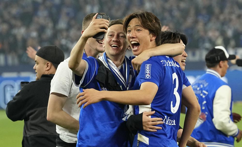 Gladbach signs Japan defender Ko Itakura from Man City