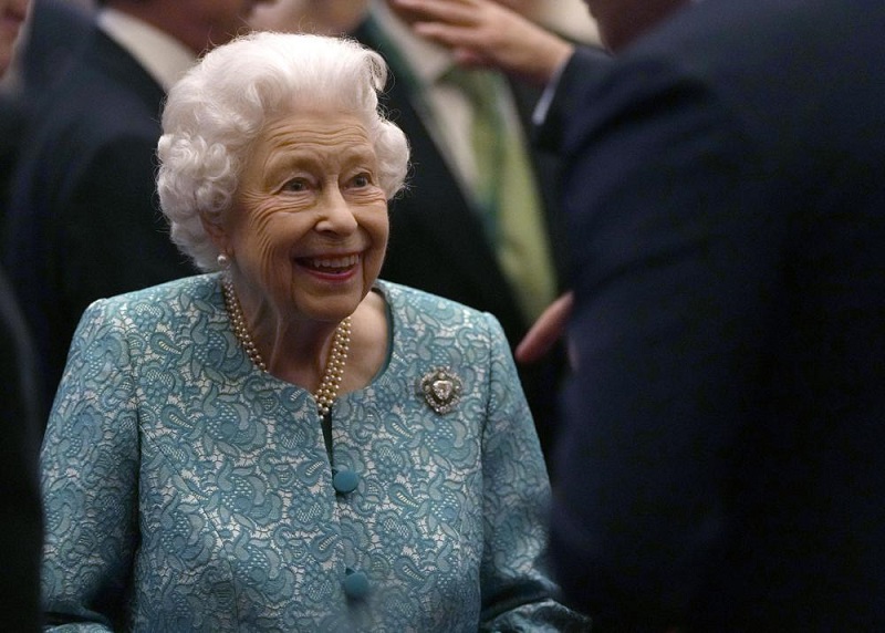 UK plans holiday weekend to honor queen’s 70 years on throne