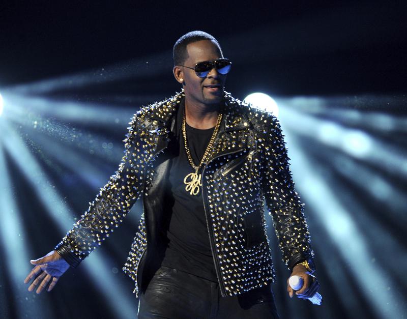 R. Kelly seeks to shake up defense team for NYC trial