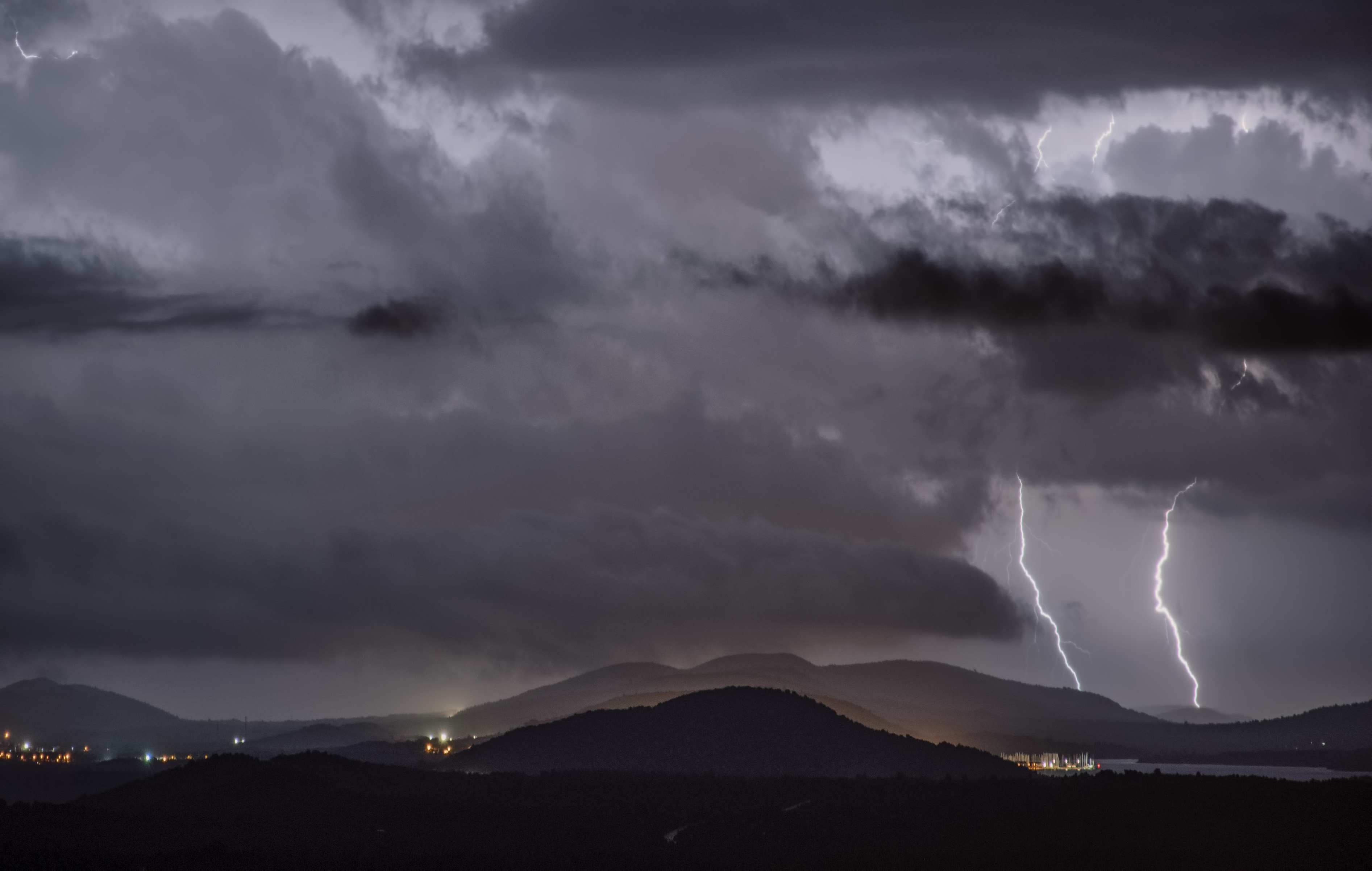 Death by zinc sheets blown by a storm