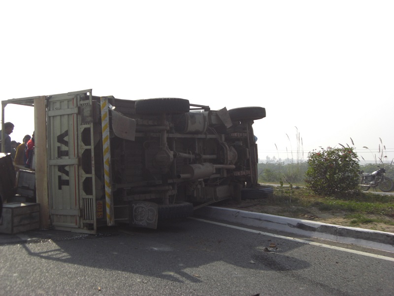 One killed, five injured in road accident