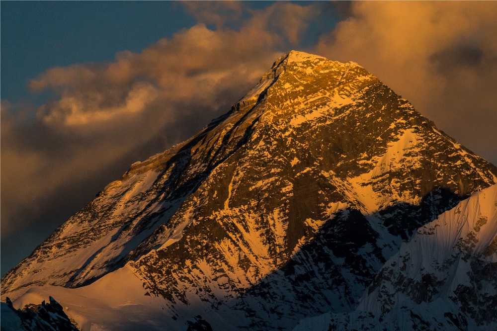 500 people successfully summit Mount Everest