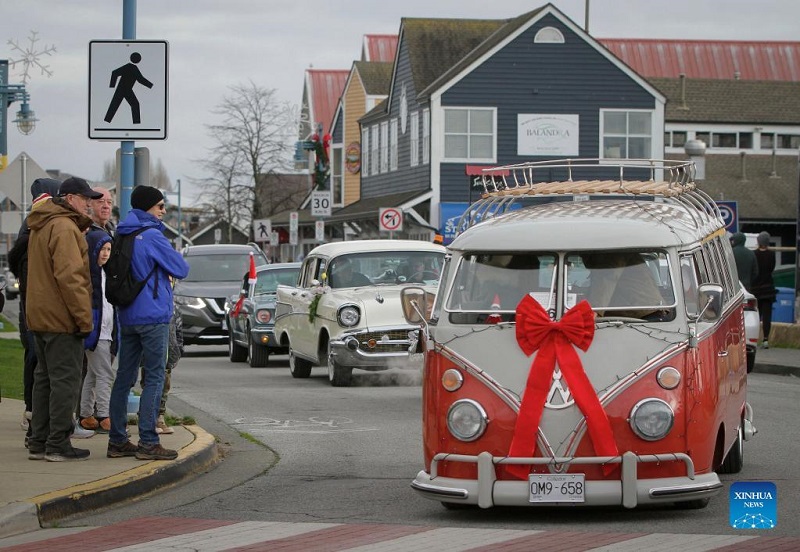 Christmas Car Cruise event held in Richmond