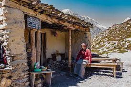 People leave Manang to escape bitter cold