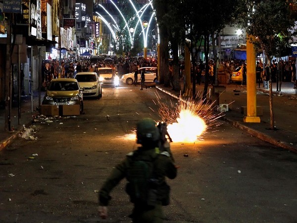 Palestinians and Israeli Police clash in  Jerusalem