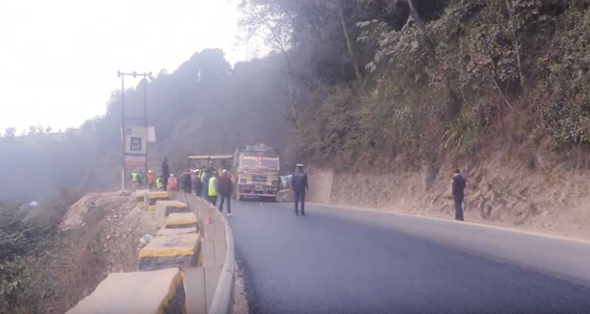 Vehicular traffic closed on Kanti Highway
