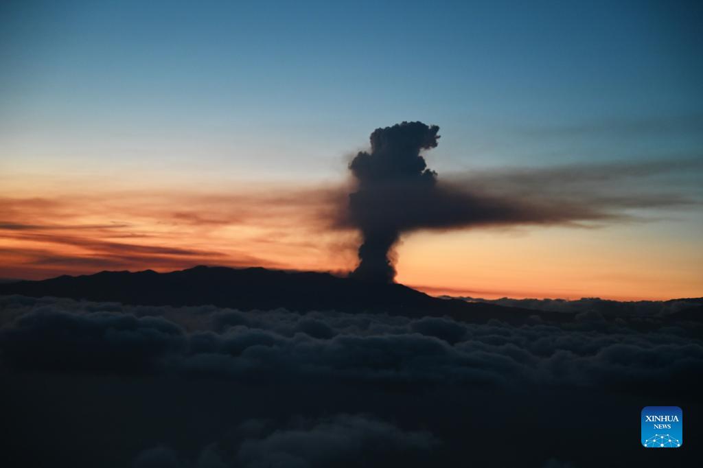 La Palma island being Evacuated as volcano erupts